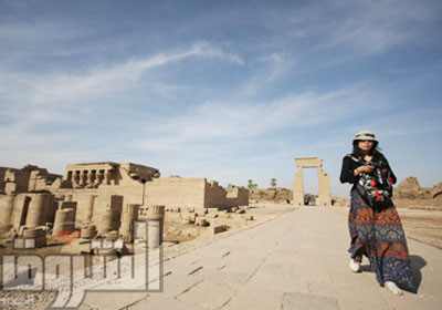 سائحة تتجول في معبد دندرة في الموسم السياحي 2010    تصوير: محمد الميموني